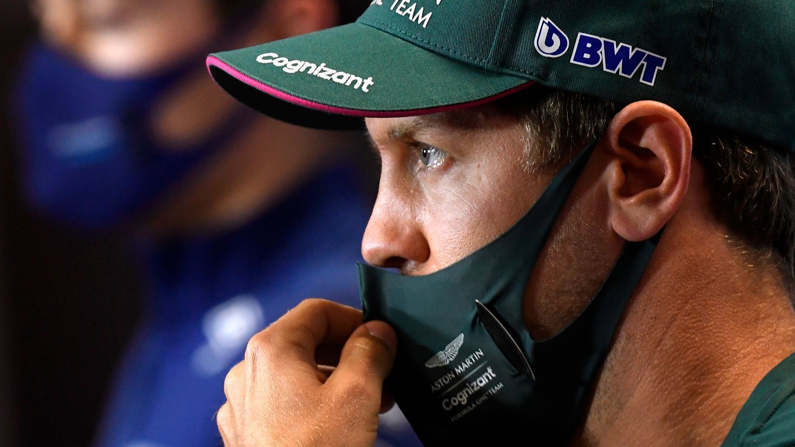 
                <strong>Sebastien Vettel bleibt vom Pech verfolgt</strong><br>
                Nach der tristen letzten Saison bei Ferrari wollte Sebastian Vettel endlich wieder die wahre Motorsport-Liebe finden, endlich wieder mit einem Lächeln im Gesicht Auto fahren, endlich wieder glücklich sein. Doch der viermalige Weltmeister mit Red Bull bleibt bei Aston Martin vom Pech verfolgt. Allein beim zweiten WM-Lauf in Imola musste der 33-Jährige brennende Bremsen, einen Start aus der Boxengasse, eine Durchfahrtsstrafe und einen Getriebeschaden schlucken. Keine Punkte, langsames Auto, fahrige Mechaniker, schlechte Stimmung. Und wenig Hoffnung auf baldige Besserung. Für "RTL"-F1-Kolumnist Felix Görner ist Aston Martin "schon jetzt der Verlierer der Saison". Sebastian Vettel kann einem leidtun.
              