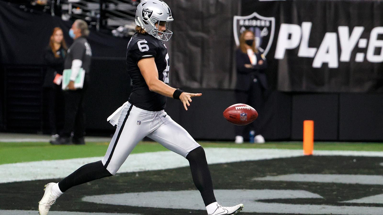 <b>A.J. Cole III (Las Vegas Raiders)<br></b>Die Las Vegas Raiders und Punter A.J. Cole III gehen gemeinsam in die Zukunft, der Vertrag wurde um vier Jahre verlängert. Der 29-Jährige kann über die nächsten vier Jahre 15,4 Millionen US-Dollar verdienen, elf Millionen Dollar sind garantiert. Cole III zählt zu den besten Puntern der Liga, er erreichte bereits drei Mal den Pro Bowl. Er ist jetzt der bestbezahlte Punter der Liga.