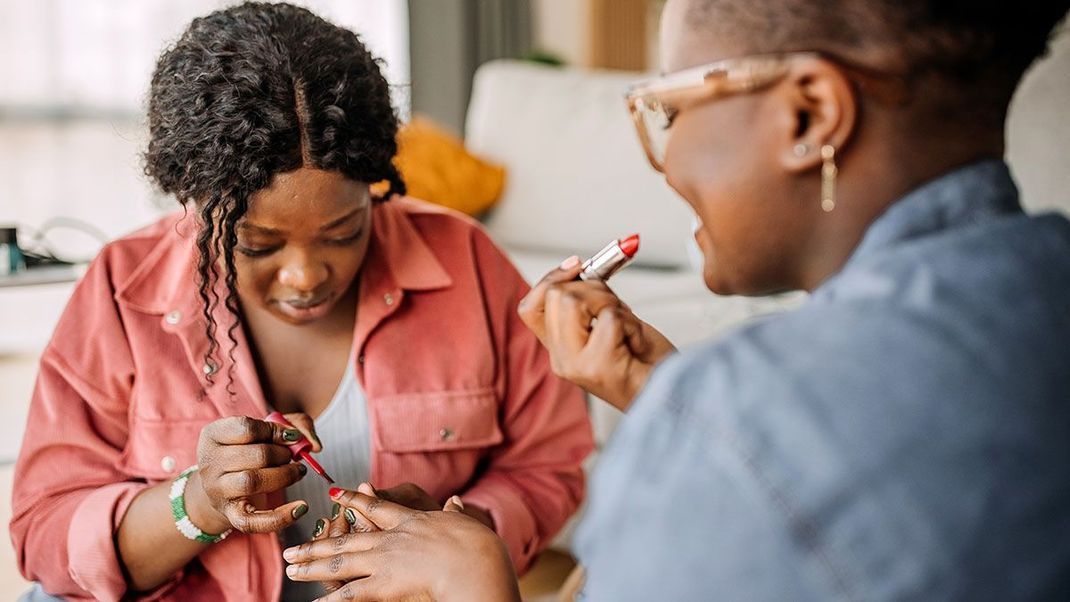 Die Signalfarbe darf diesen Sommer nicht nur auf den Lippen getragen werden – Rot gehört mit allen Nuancen auch zu den Nagellacktrendfarben.