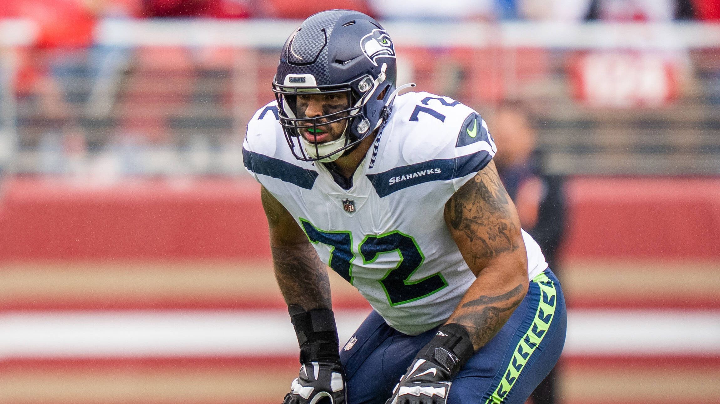 
                <strong>NFC West: Seattle Seahawks - Offensive Tackle Abraham Lucas </strong><br>
                Als die Seattle Seahawks im Draft des Vorjahres mit Charles Cross an Position neun der ersten Runde einen Offensive Tackle auswählten, hätten nur wenige Experten erwartet, dass der zweite Tackle, den die Franchise zog, eine noch beeindruckendere Rookie-Saison spielen würde. Drittrundenpick Abraham Lucas funktionierte ohne Anlaufschwierigkeiten und spielte bis zu seiner Verletzung in Woche 16 jeden einzelnen Offensive Snap. Während die Leistung von Left Tackle Cross gegen Ende der Saison etwas nachließ, spielte der 24-Jährige durch die Bank konstant und ließ laut "Pro Football Focus" bei lediglich 5,1 Prozent seiner Pass Blocking Snaps einen Pressure zu (Platz 28 von 96 Offensive Tackles). Sahen viele der besseren Pass Rusher bereits in Jahr eins alt aus gegen Lucas, könnte sein Impact für Seattle bei entsprechender Entwicklung zum elitären Quarterback-Beschützer in der zweiten Spielzeit in der NFL noch größer werden.
              