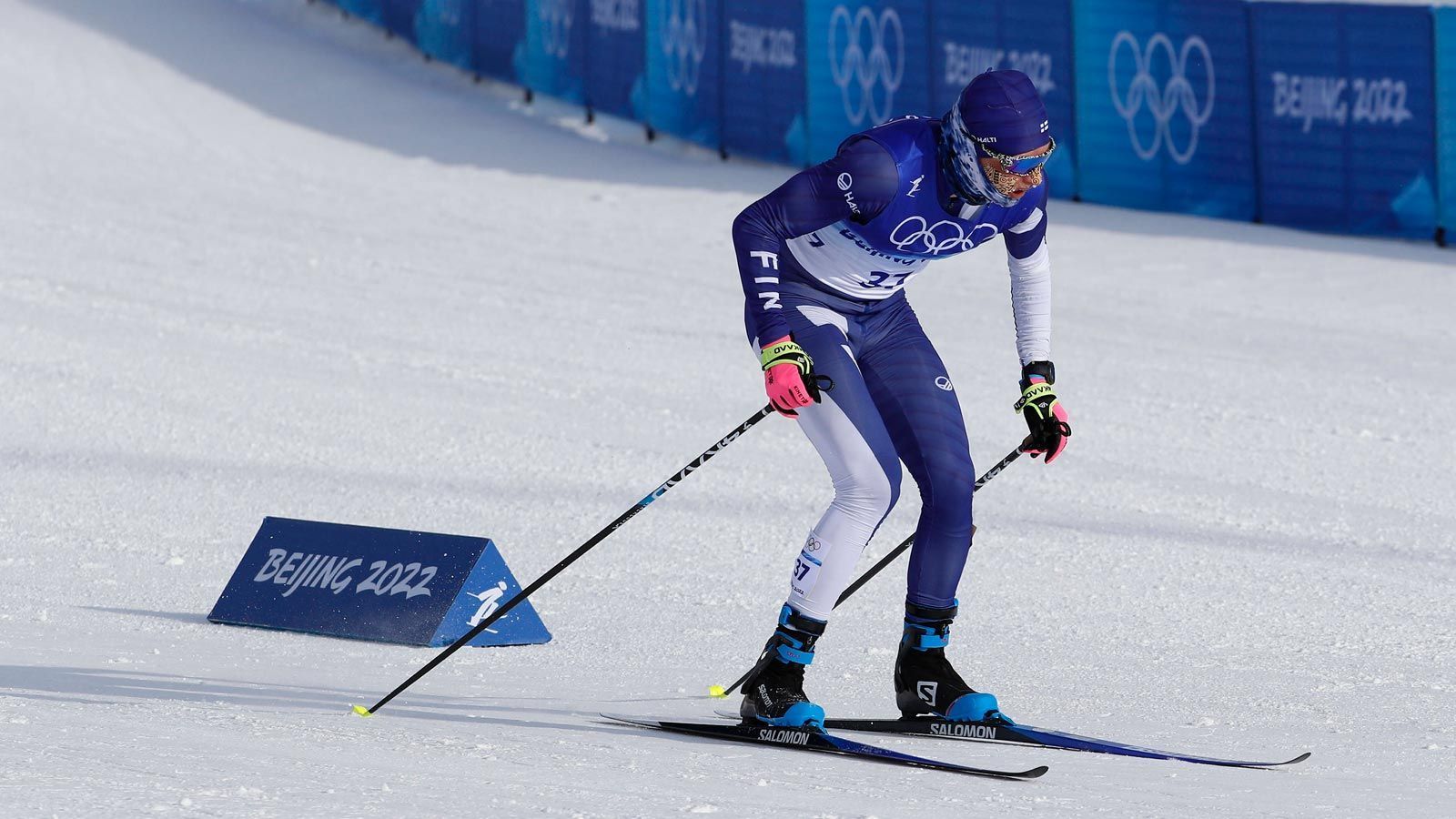 
                <strong>Finnischem Langläufer friert der Penis ein</strong><br>
                Unter den eiskalten Temperaturen bei den olympischen Winterspielen in Peking musste "das beste Stück" des finnischen Ski-Langläufers Remi Lindholm leiden. Als der 24-Jährige im Ziel ankam, erklärte er, dass ihm während des Rennens der Penis eingefroren sei. Mit einem Hitzepack versuchte er, seiner Manneskraft wieder Herr zu werden. Dies gelang jedoch nur unter einigen Schmerzen. In einem Interview sagte der Finne später: "Als es sich erwärmte, waren die Schmerzen unerträglich."
              