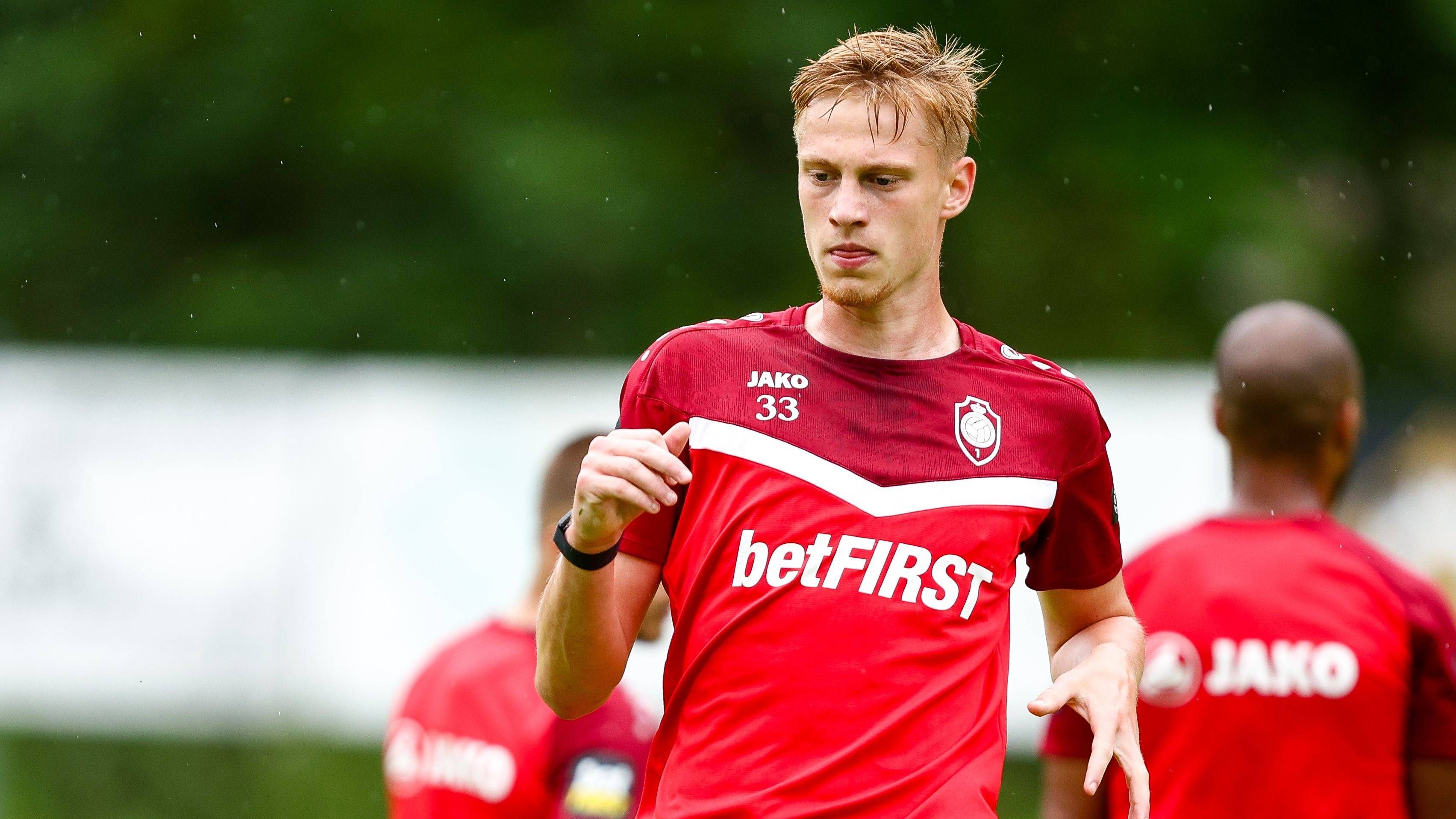 <strong>Zeno van den Bosch</strong><br>- Passendes Bier: Bosch (Deutschland)<br>- Aktueller Verein: Royal Antwerpen FC<br>- Höchster Marktwert: 6 Millionen&nbsp;Euro<br>- Belgischer U21-Nationalspieler