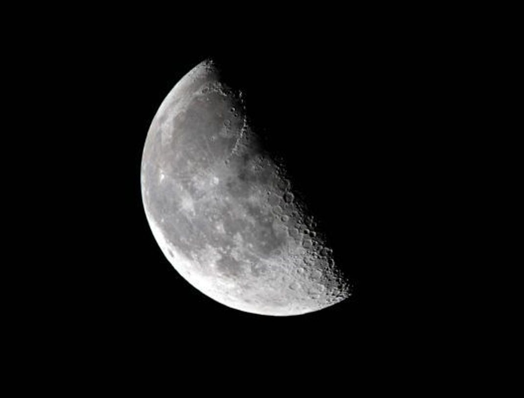 Ist die Mondsichel gebogen wie bei der "Klammer auf: (", spricht man vom abnehmenden Mond.