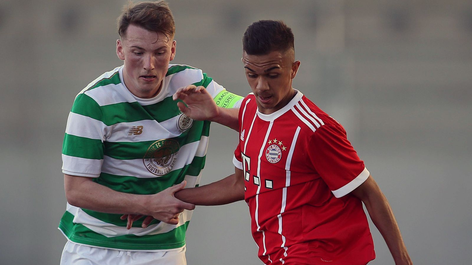 
                <strong>UEFA Youth League</strong><br>
                Seit 2013 spielen nicht nur die "Großen" um die Champions League, sondern die UEFA hat auch eine Art "Jugend-Königsklasse" für die U19-Mannschaften eingeführt. Dafür sind zum einen die 32 Nachwuchsmannschaften der Gruppenphasen-Teilnehmer der Senioren-Teams qualifiziert, sowie die nationalen Nachwuchs-Meister. Seit Einführung der UEFA Youth League war also die Nachwuchsmannschaft des FC Bayern München stets qualifiziert (weil sich eben die Profis jeweils für die Champions League qualifizierten), konnte aber das Turnier ebenso wenig gewinnen, wie eine andere deutsche Mannschaft. Die bisherigen fünf Youth-League-Titel gewannen der FC Barcelona, der FC Chelsea (je zwei Titel) sowie RB Salzburg.
              