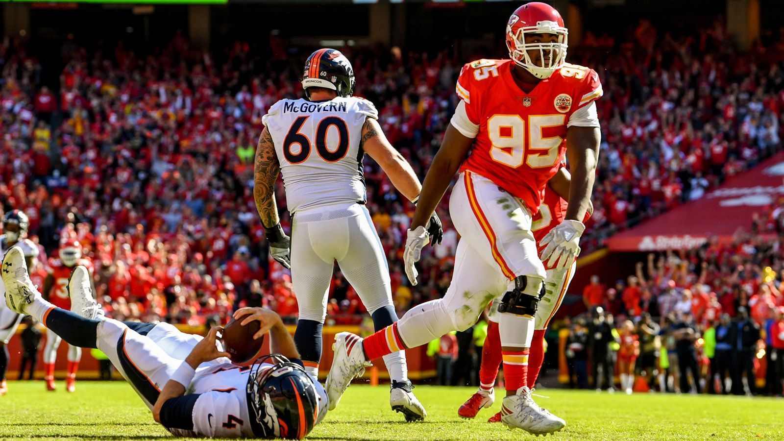 
                <strong>Chris Jones (Kansas City Chiefs)</strong><br>
                Chiefs-Lineman Chris Jones hat die letzten acht Spiele jeweils mit einem Sack beendet. Mit dem neunten Sack im neunten Spiel hintereinander wäre er der sechste Spieler der NFL-Geschichte seit 1982. Damit stünde er in einer Reihe mit DeMarcus Ware, Simon Fletcher, Dwight Freeney, Kevin Greene und Bruce Smith. 
              