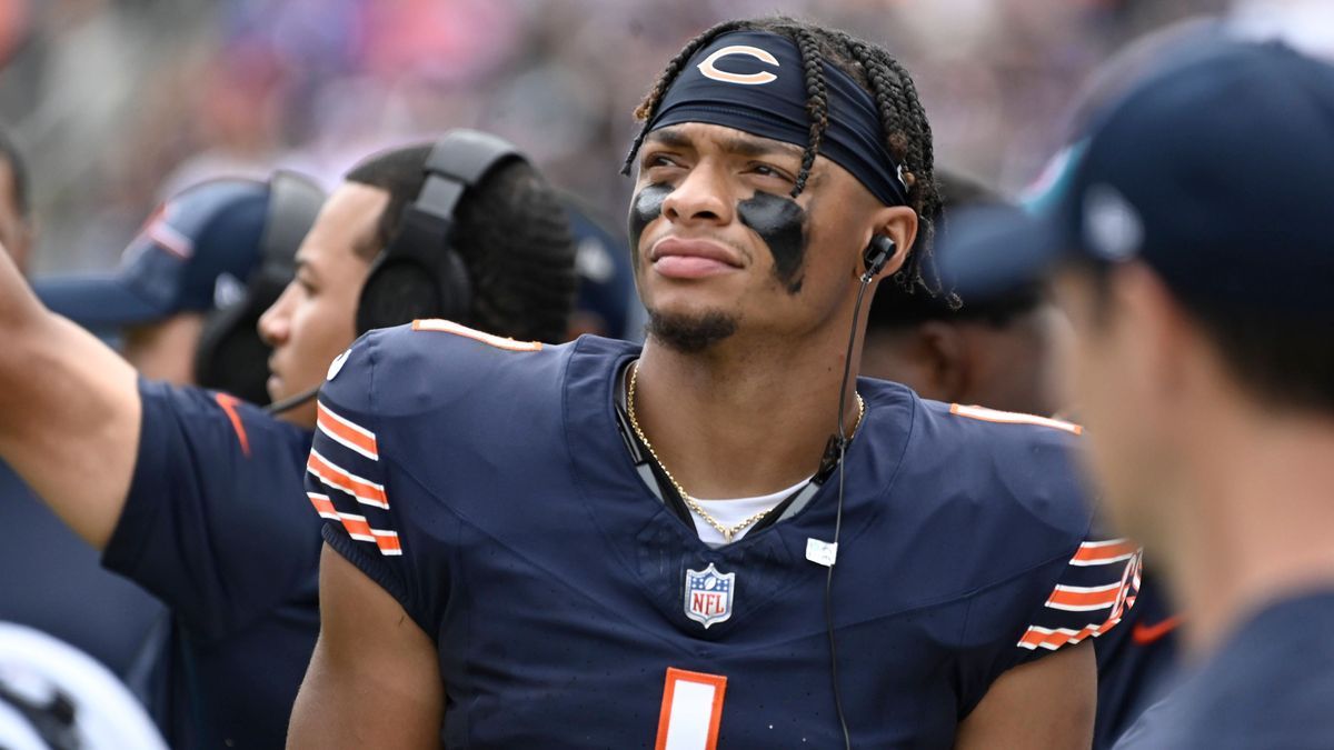 NFL, American Football Herren, USA Preseason-Buffalo Bills at Chicago Bears Aug 26, 2023; Chicago, Illinois, USA; Chicago Bears quarterback Justin Fields (1) looks on from the sidelines during the ...