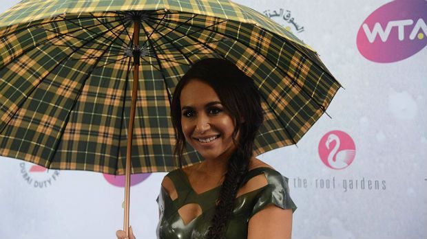 
                <strong>Mit Schirm, Charme und feschem Kleid</strong><br>
                Heather Watson gibt den Schirm erst gar nicht mehr her. Angesichts des dünnen Kleidstoffes aber auch verständlich.
              