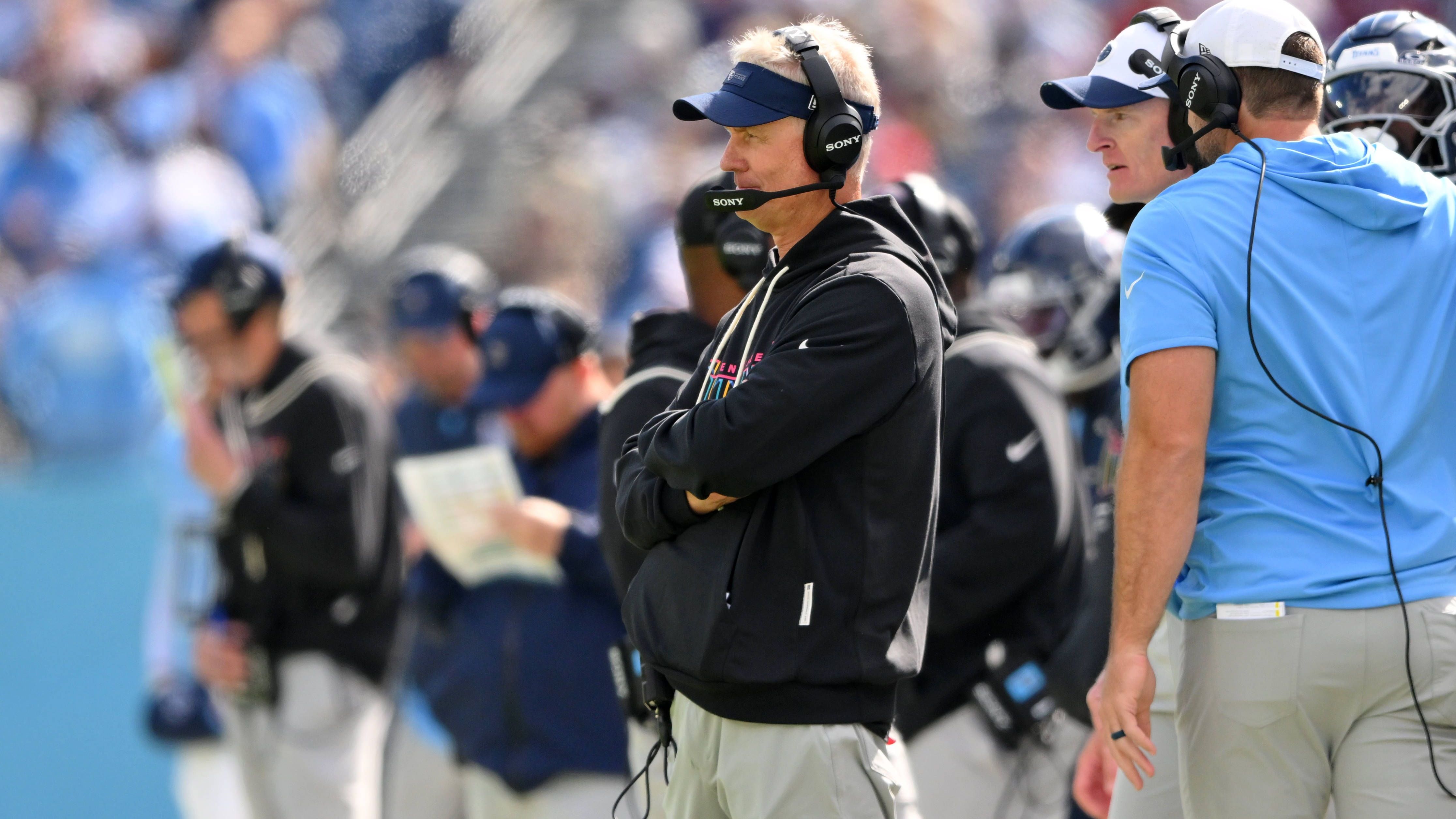 <strong>Tennessee Titans</strong><br>• Head Coach: Mike McCoy (interim; im Bild)<br>• Offensive Coordinator: Nick Holz<br>• Defensive Coordinator: Dennard Wilson<br>• Special Teams Coordinator: John Fassel<br>• General Manager: Mike Borgonzi