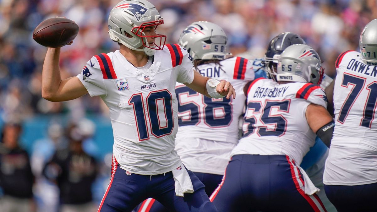 NFL, American Football Herren, USA New England Patriots at Tennessee Titans Oct 19, 2025; Nashville, Tennessee, USA; New England Patriots quarterback Drake Maye (10) fires the ball downfield during...