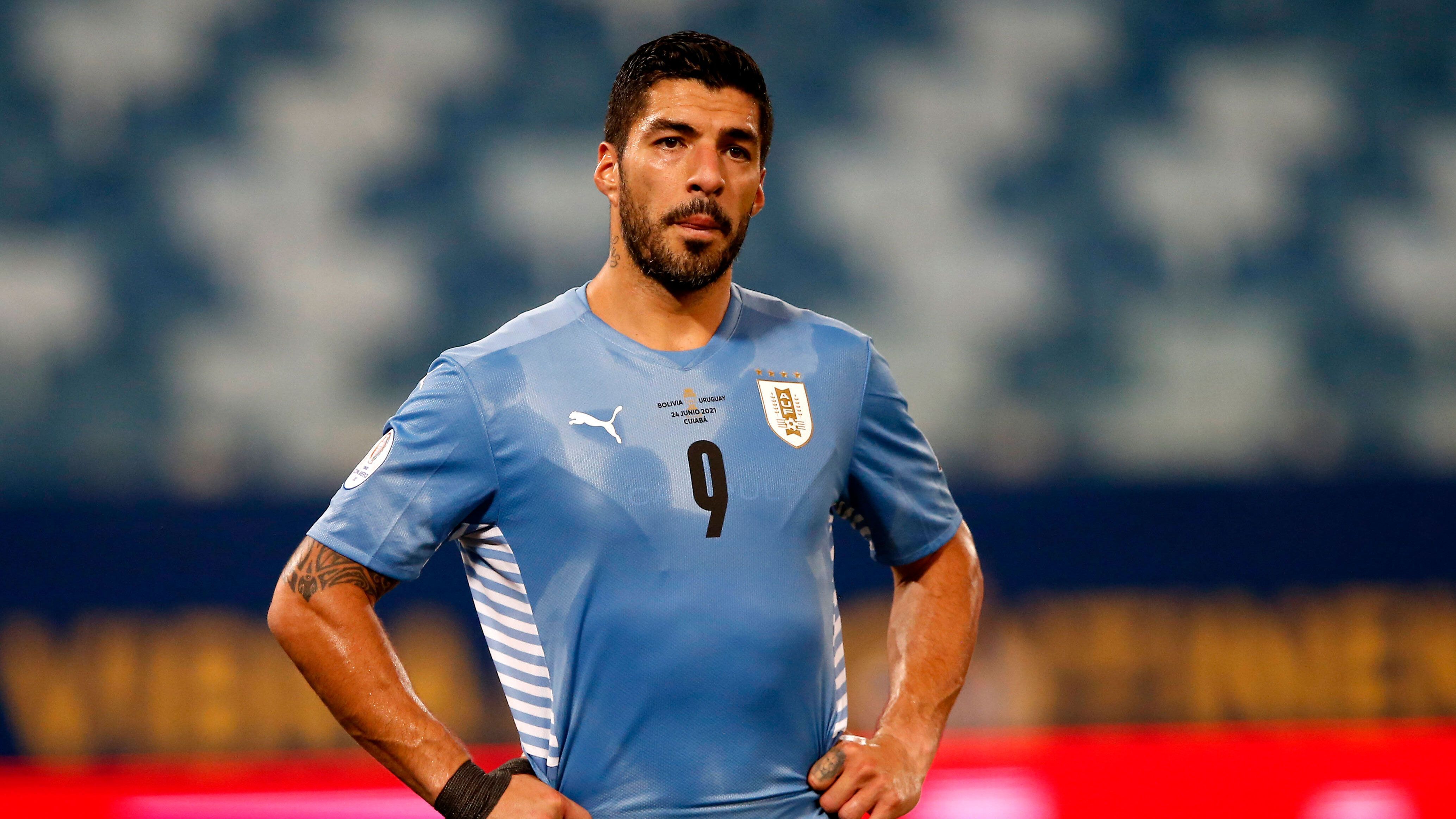 
                <strong>Luis Suarez (Uruguay)</strong><br>
                Um die Teilnahme in Katar zittern muss auch Uruguay um Stürmer-Star Luis Suarez. In Südamerika haben vier Spieltage vor der Entscheidung noch sieben Teams die Chance sich zu qualifizieren. Suarez und Co. sind momentan nur einen Punkt hinter Platz fünf, der für die Playoffs reichen würde. Der Mittelstürmer hat seit 2010 keine Weltmeisterschaft mehr ausgelassen. Voraussichtlich wäre das Turnier in Katar auch das Letzte für den mittlerweile 34-Jährigen. 
              