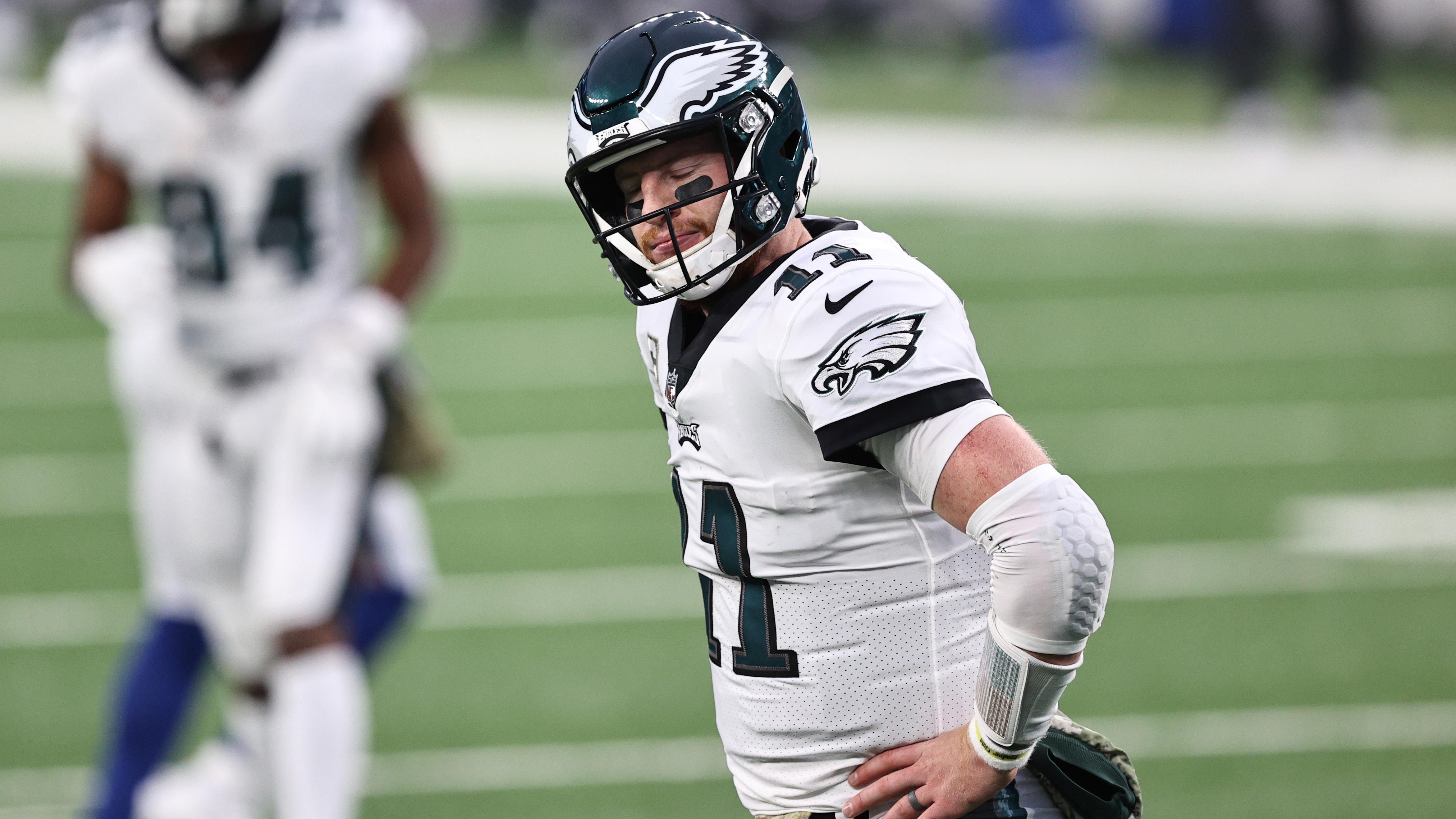 <strong>Carson Wentz (Philadelphia Eagles) </strong><br>
                Obwohl Foles Carson Wentz hervorragend vertreten hatte, entschieden sich die Eagles 2019, Wentz einen Rekordvertrag zu geben. 107 Millionen Dollar sollte der Quarterback bis 2024 garantiert kassieren. Doch Wentz wurde nie der erhoffte Franchise-Spieler, enttäuschte und verlor schließlich den Starter-Posten an Jalen Hurts. 2021 wurde er zu den Indianapolis Colts getradet. Dann begann das große Wechselspiel: Über die Washington Commanders und Los Angeles Rams landete Wentz 2024 bei den Kansas City Chiefs.