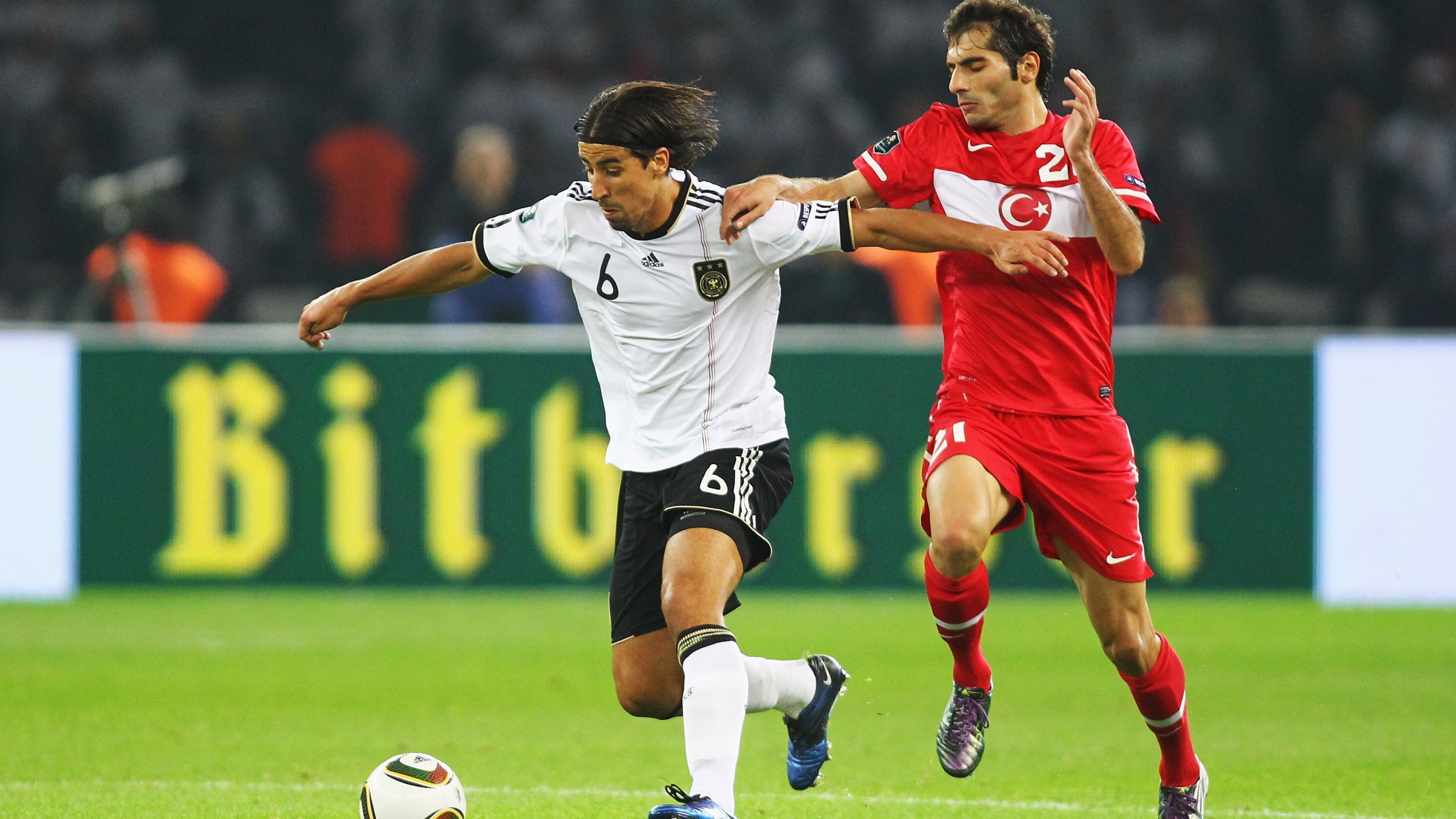 <strong>Mittelfeld: Sami Khedira</strong><br>Während Kroos' Weg erst später zu Real Madrid führen sollte, war sein Nebenmann Sami Khedira damals schon Profi bei den "Königlichen". Die Madrilenen holten ihn gut drei Monate vor dem Spiel gegen die Türkei vom VfB Stuttgart in die spanische Hauptstadt, wo auch er zum Star wurde. Der Schwabe war ebenfalls 2014 Teil des deutschen Weltmeister-Teams.&nbsp;