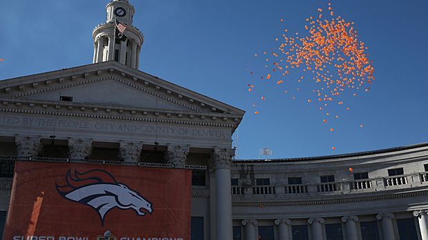 
                <strong>Sieger-Parade der Denver Broncos</strong><br>
                Ein oranger Gruß gen Himmel - und vielleicht auch Richtung Football-Gott?
              