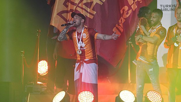 
                <strong>Galatasarays Double-Feier</strong><br>
                Galatasaray Istanbul geht als Gejagter in die neue Saison der Süper Lig. Der Rekordmeister feierte im Mai das Double. Nicht nur Wesley Sneijder will diese Momente noch einmal erleben. Dafür hat sich der Klub verstärkt. Doch auch die Konkurrenz schläft nicht.
              