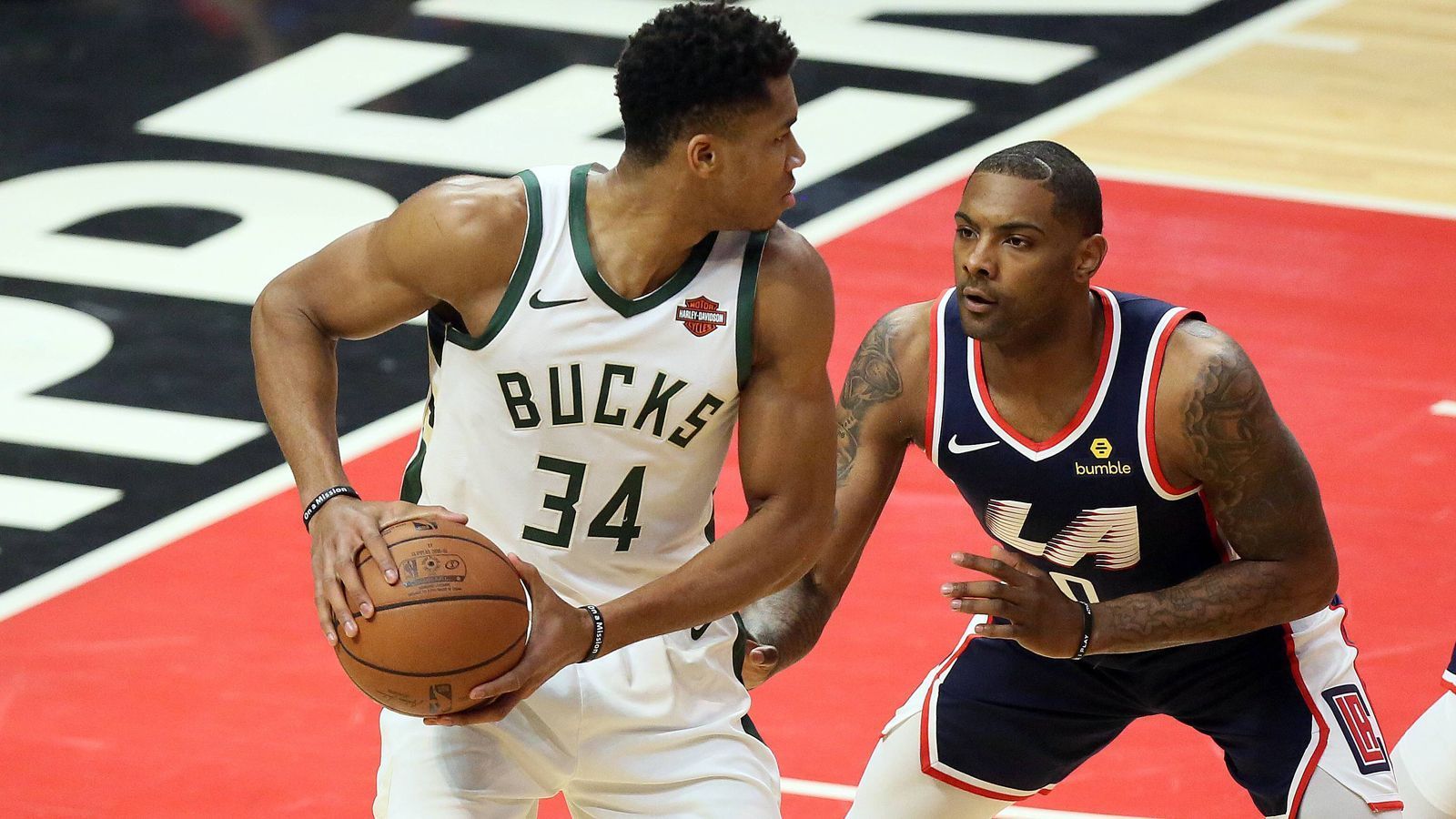 
                <strong>Platz 1: Milwaukee Bucks</strong><br>
                Der erste Platz geht an die Mannschaft, die den MVP aus dem Vorjahr stellt. Die Milwaukee Bucks sind ein sehr gut gecoachtes Team, das durch die Bank weg solide aufgestellt ist. Wobei solide bei Giannis Antetokounmpo eine maßlose Untertreibung ist. Der Grieche kann zu jedem Zeitpunkt der Partie das Spiel an sich reißen und schier problemlos den Korb attackieren. Zusammen mit seinem All-Star-Kollegen Khris Middleton bildet er ein kongeniales Duo, dass in der vergangenen Saison nur von einem überragenden Kawhi Leonard gestoppt werden konnte. Doch der Finals MVP spielt mittlerweile bekanntlich in der Western Conference. Der Weg für Antetokounmpo ist also frei.
              