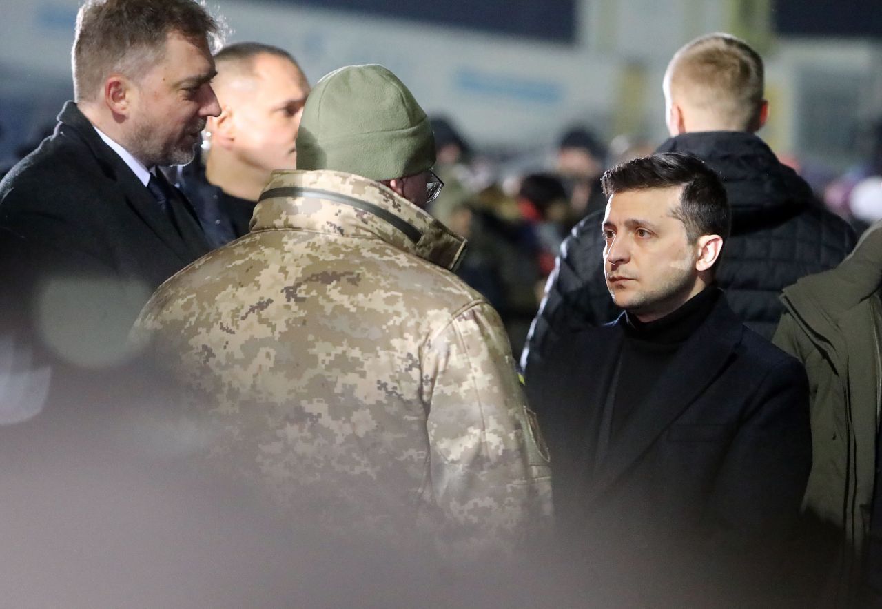 In seinen Verhandlungen mit Putin erzielt Selenskyj anfangs sogar kleine Erfolge: Es kommt zu einem Waffen-Stillstand sowie mehreren Austauschen von Kriegs-Gefangenen zwischen Russland und der Ukraine. Im Bild begrüßt Selenskyj einen befreiten Soldaten am Flughafen in Kiew.