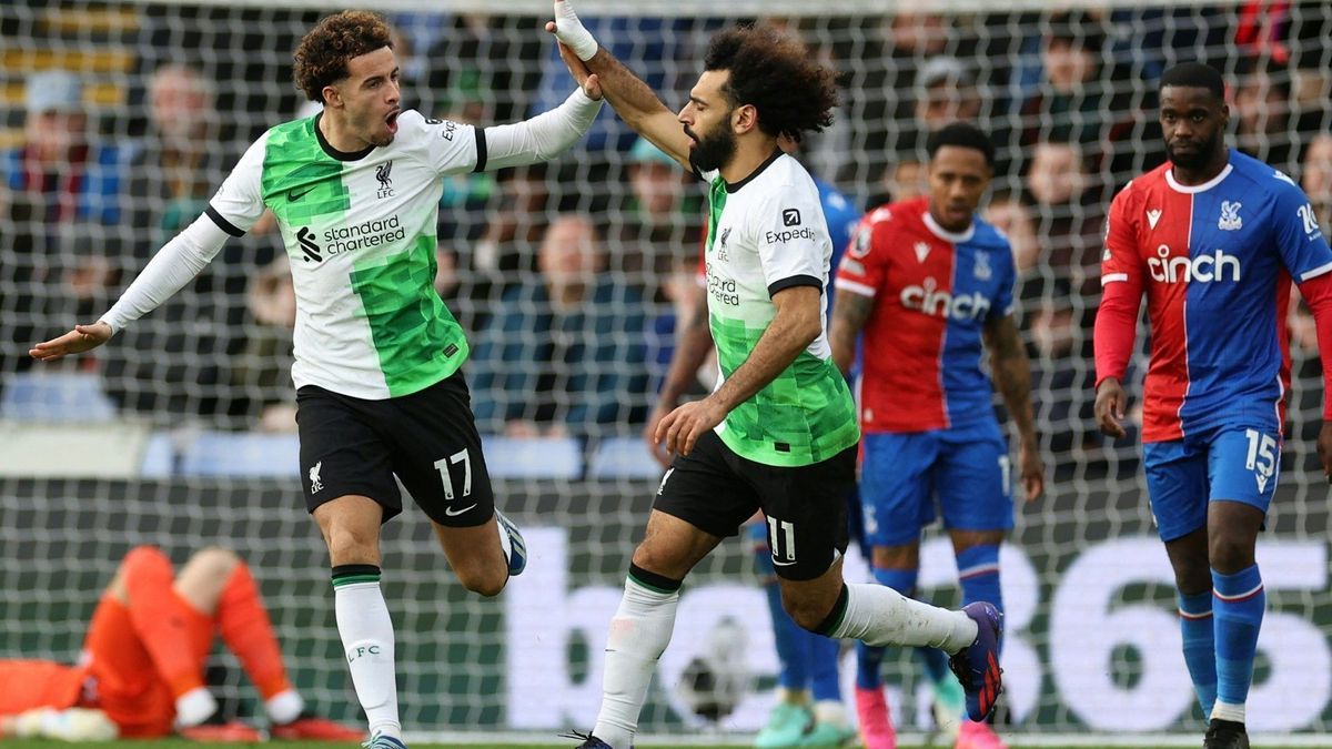 Mo Salah (Mitte) erzielt den Ausgleich für Liverpool
