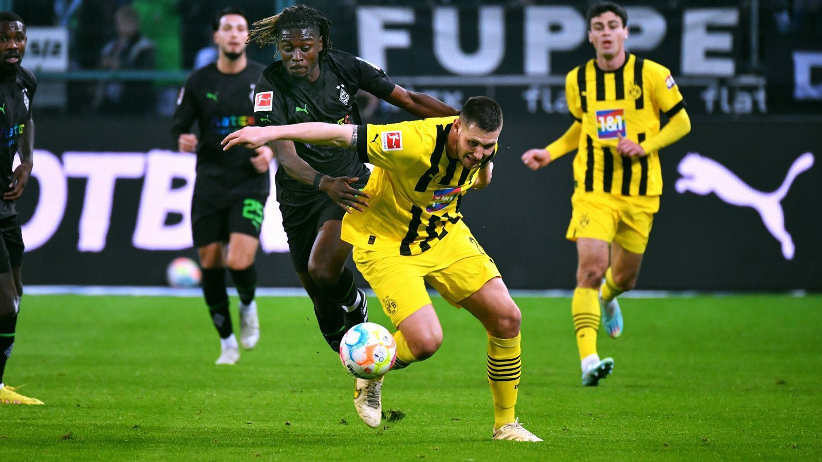 
                <strong>Kouadio Kone (Borussia Mönchengladbach)</strong><br>
                Der junge Franzose ist gefühlt vorne, hinten, links und rechts zu finden. Wie ein Duracell-Häschen rennt der zentrale Mittelfeldspieler über den Rasen, hilft in der eigenen Defensive aus, gewinnt dort Zweikämpfe und kurbelt dann ein ums andere Mal die Gladbacher Offensive mit an. Trifft kurz nach der Halbzeit zum 4:2. Ein überragender Auftritt des Borussen-Juwels. ran-Note: 1
              