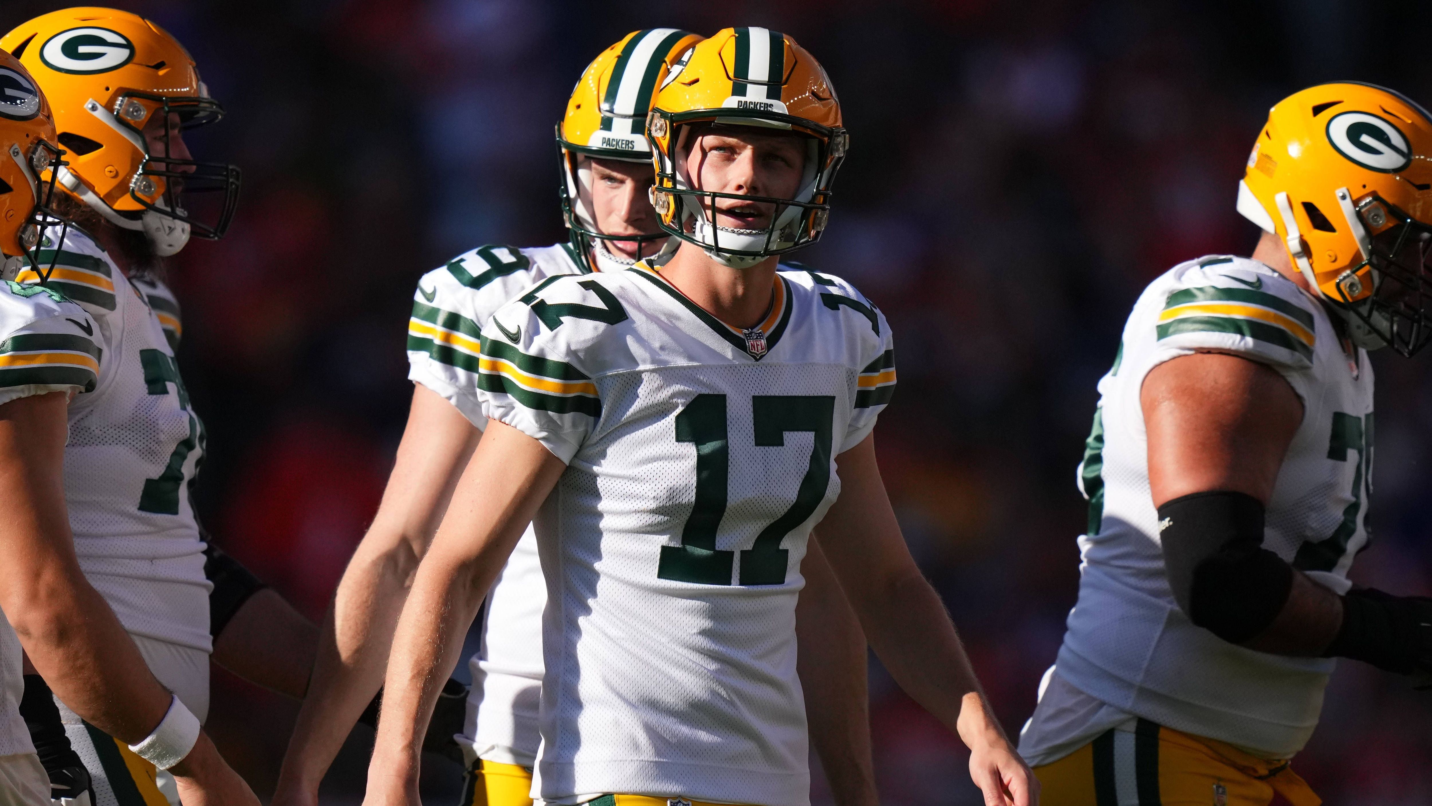 <strong>Verlierer: Anders Carlson (Green Bay Packers)<br></strong>Anders Carlson, Bruder von Raiders-Kicker Daniel Carlson, sollte nach der Ära Mason Crosby der nächste verlässliche Kicker der Green Bay Packers werden. Allerdings ist der Spieler mit dänischen Wurzeln weit weg von perfekt. 20/25 Field Goals und 24 von 27 Extrapunkten sind höchstens okay. Gegen die NY Giants versiebte er - schon wieder - einen machbaren Kick.