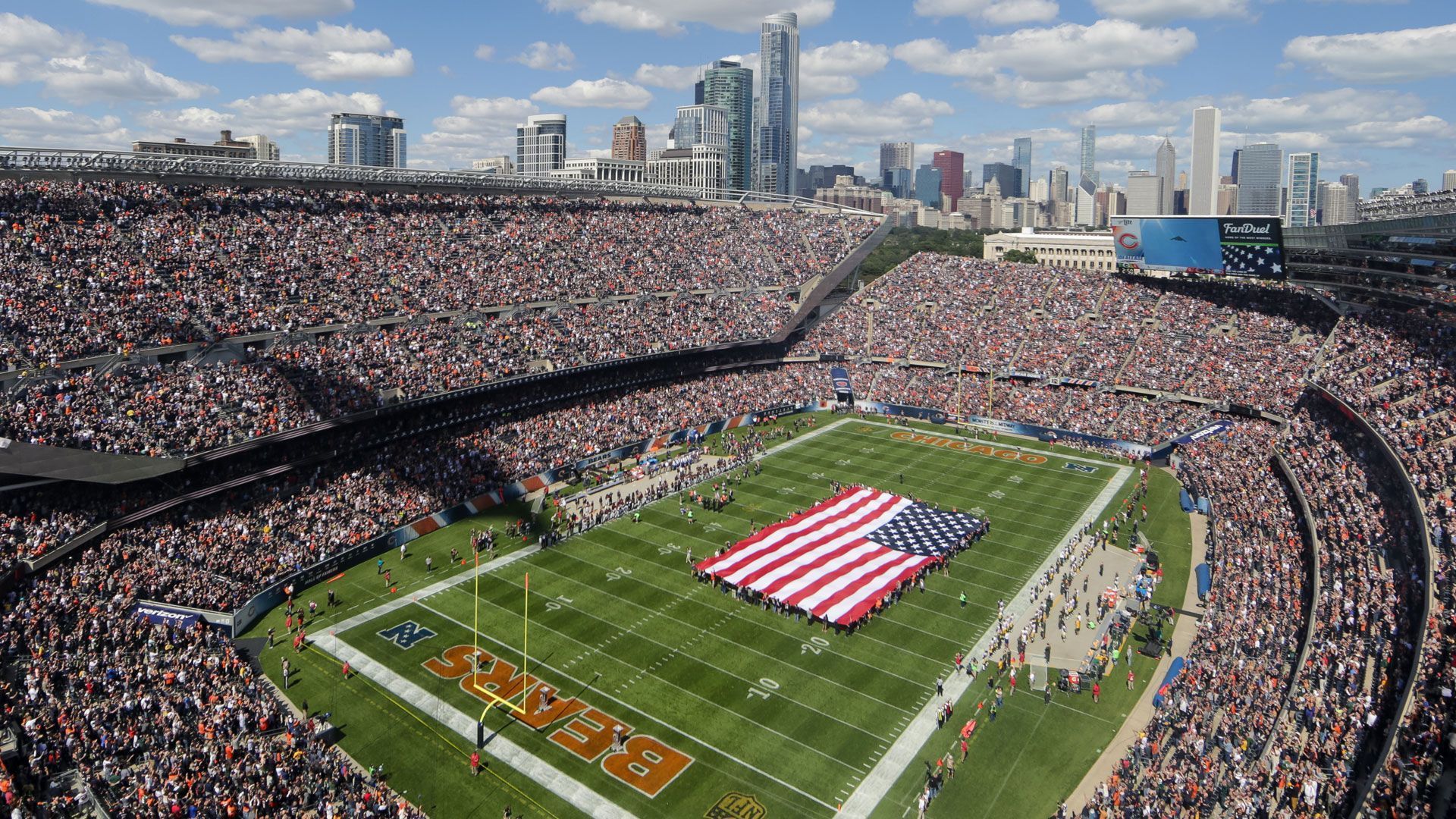 
                <strong>Platz 6 (geteilt): Chicago Bears</strong><br>
                &#x2022; Stadion: Soldier Field<br>&#x2022; Preis für ein kleines Bier: 11 Dollar <br>
              