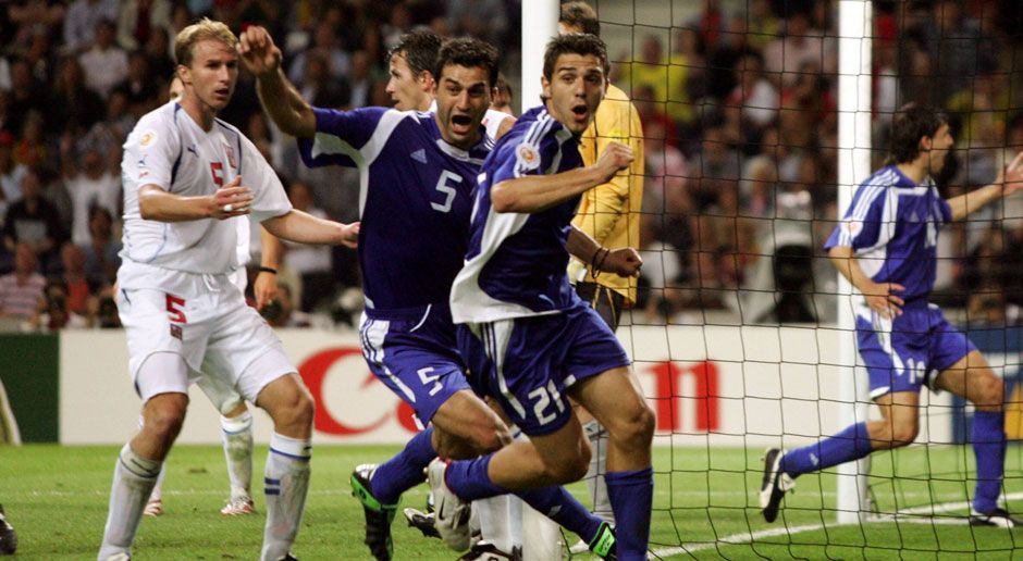 
                <strong>Silver Goal</strong><br>
                Die bereits erwähnte Golden-Goal-Regel wurde 2002 etwas entschärft. Die Neuerung besagte, dass nach einem Treffer in der Verlängerung nur noch die angebrochene Hälfte zu Ende gespielt wurde. Die nur zwei Jahre gültige Regelung verhalf Griechenland bei der siegreichen EM 2004 zum Erfolg im Halbfinale gegen Tschechien. Seither werden Verlängerungen nach dem Motto "back ro the roots" wieder komplett ausgespielt.
              