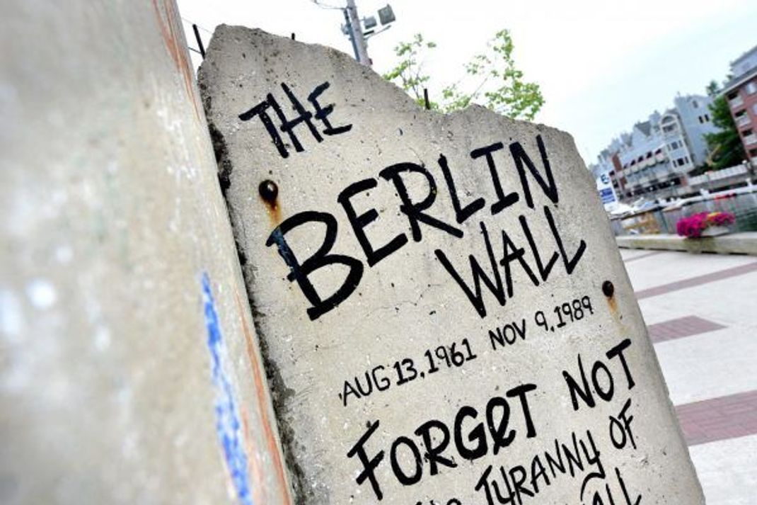 Hier siehst du Reste der Berliner Mauer.