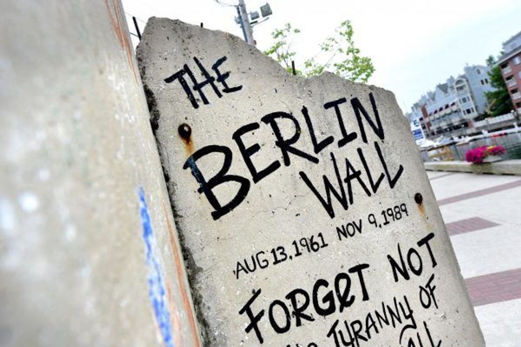 Hier siehst du Reste der Berliner Mauer.