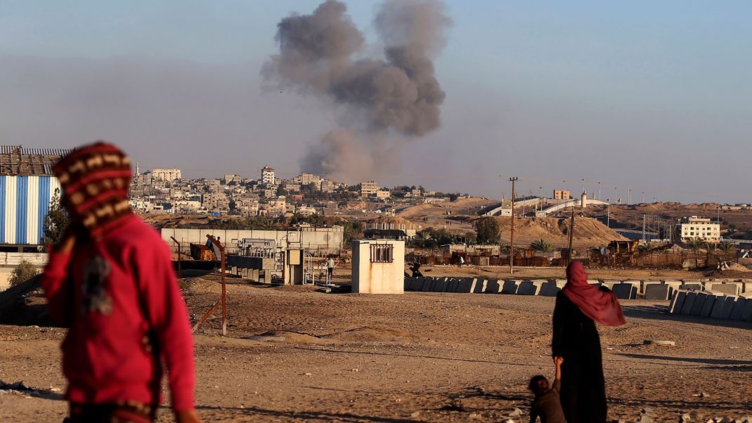 7. Mai 2024: Nach einem israelischen Luftangriff auf Gebäude in der Nähe der Trennmauer zwischen Ägypten und Rafah im südlichen Gazastreifen steigt Rauch auf.