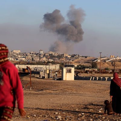 07.05.2024: Nach einem israelischen Luftangriff auf Gebäude in der Nähe der Trennmauer zwischen Ägypten und Rafah im südlichen Gazastreifen steigt Rauch auf. 