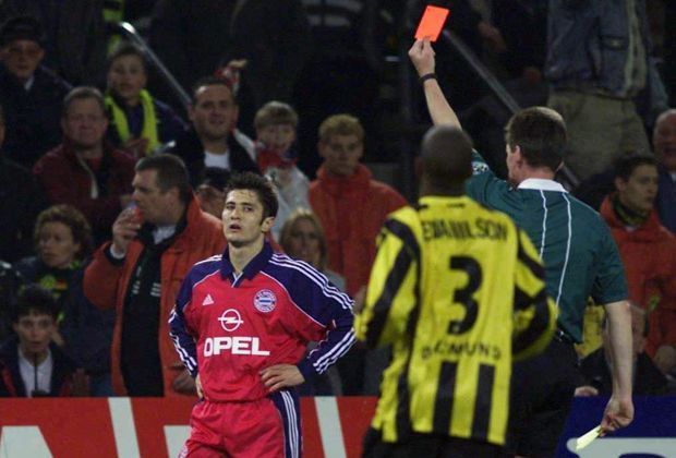 
                <strong>Bundesliga 00/01</strong><br>
                Drei Rote Karten in einem Spiel. Hier gegen Bayern-Spieler Lizarazu. Die Partie endet übrigens 1:1
              