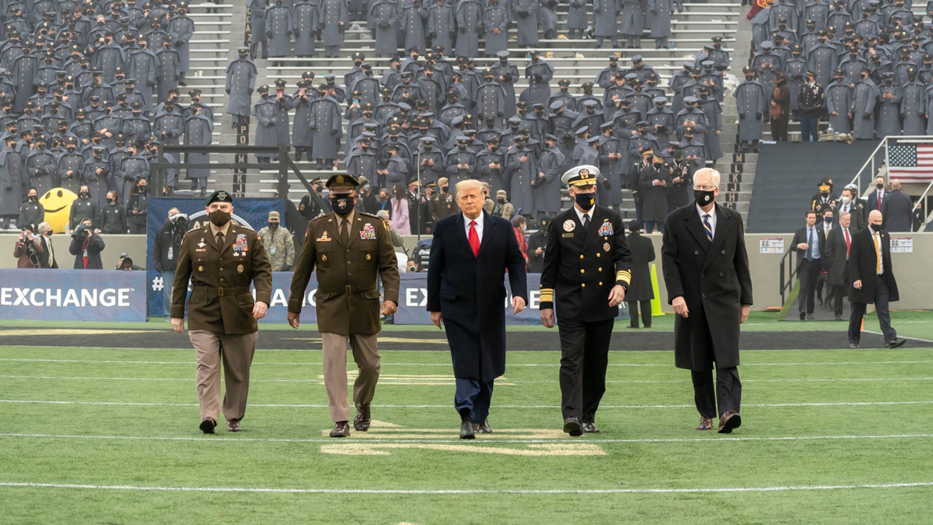 
                <strong>Pflichtbesuch für den US-Präsidenten</strong><br>
                Das Spiel zwischen den beiden Streitkräften der Vereinigten Staaten hat im Land einen hohen Symbolcharakter. Daher darf auch ein Besuch des amtierenden Präsidenten nicht fehlen. In den vergangenen Jahren führte Ex-Präsident Donald Trump den Coin Toss durch. Zudem gehört zur Tradition, dass der Präsident in der Halbzeit die Tribünen wechselt, um je einen Durchgang auf Army-Seite und einen auf Navy-Seite zu schauen. 
              