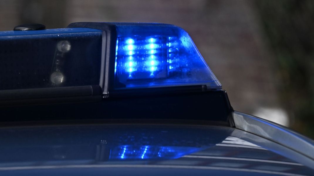 Vor einem Mehrfamilienhaus sind drei Menschen, darunter auch ein Kind, verletzt worden.