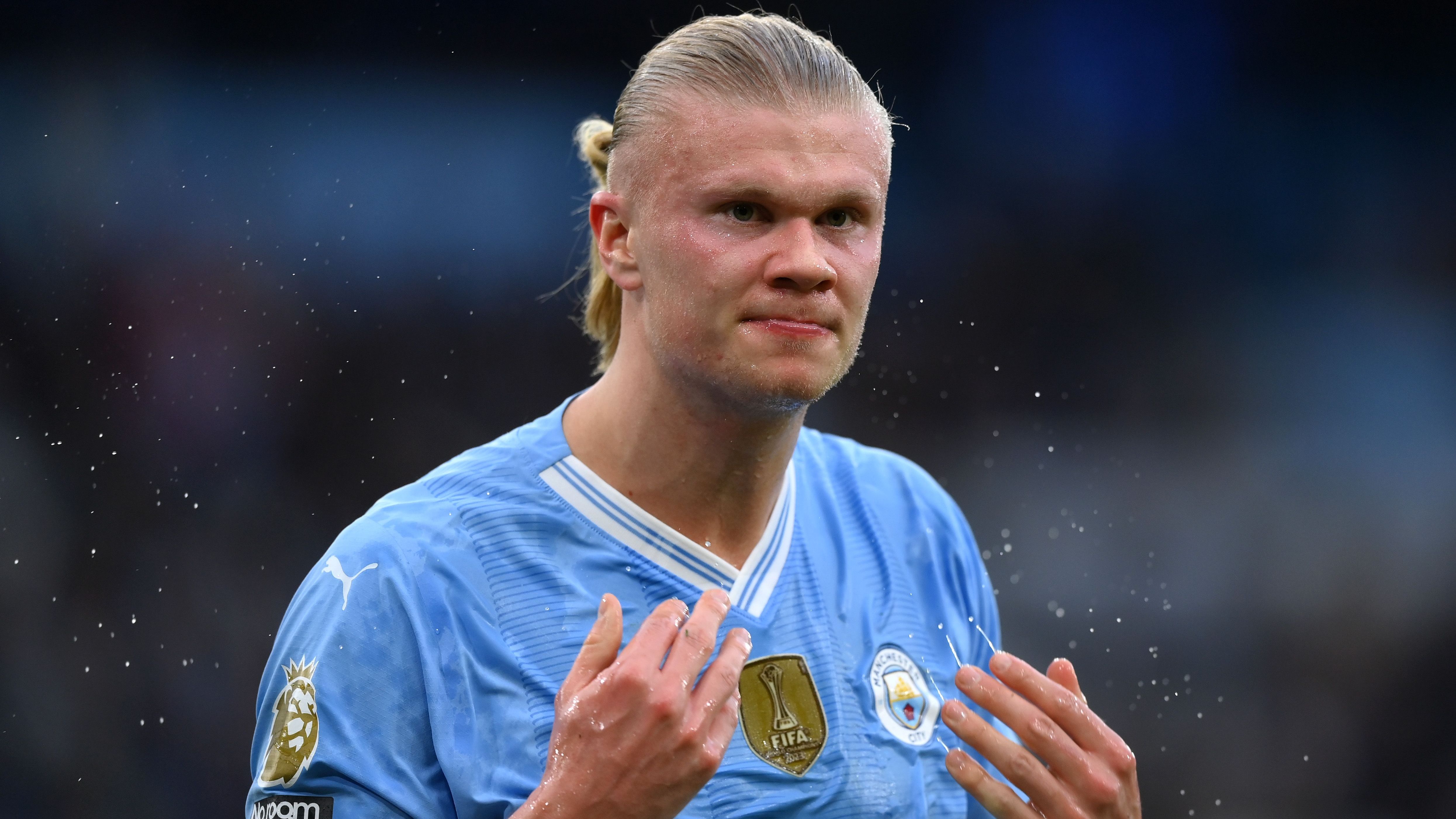 <strong>Erling Haaland (FC Barcelona)</strong><br>... beim derzeitigen ManCity-Stürmer Erling Haaland "Er wollte zu Barca kommen. Er hätte uns, als er für Salzburg spielte, 20 Millionen Euro gekostet", erinnert sich Bordas. Weitere 20 Millionen Euro hätte Haalands Berater Mino Raiola kassiert. Doch zu einer Verpflichtung kam es letztlich auch bei dieser Personalie nicht. Das begründet ...