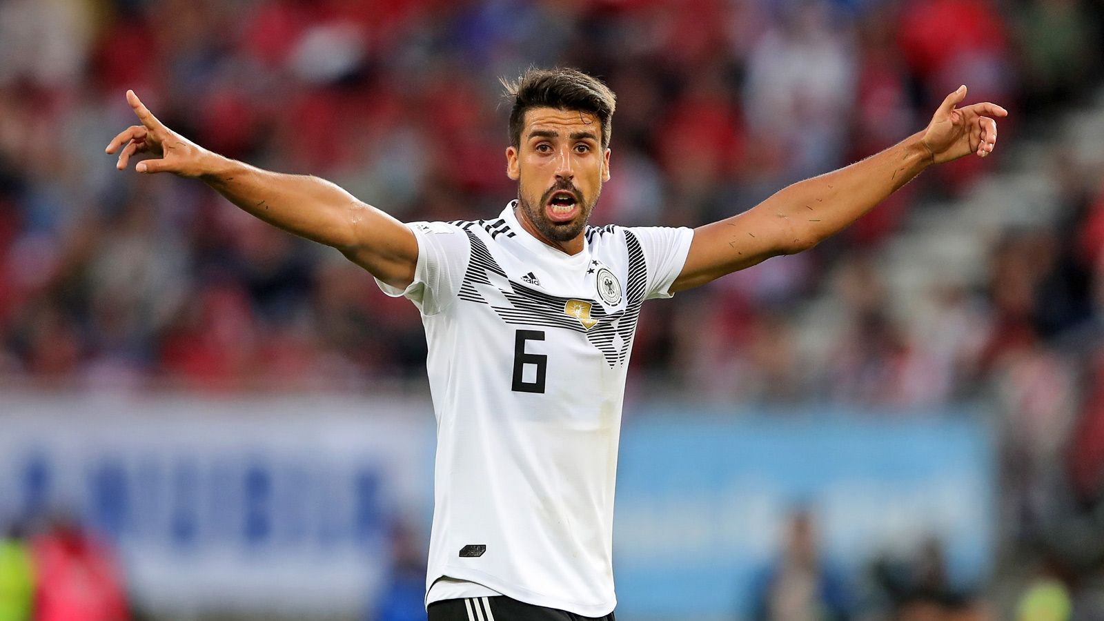 
                <strong>Sami Khedira (Mittelfeld)</strong><br>
                Im Mittelfeld hat Deutschland mit Toni Kroos genug Erfahrung. Khedira spielt zwar in der Serie A an der Seite von Cristiano Ronaldo, in der DFB-Elf sind seine besten Tage aber schon lange vorbei. Um aus der Trägheit rauszukommen, braucht es Kreativität und Dynamik. Und deshalb auch einen Schichtwechsel auf der Sechs.
              