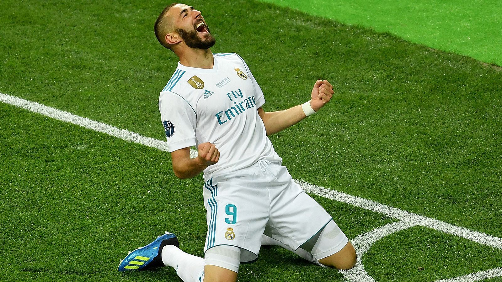 
                <strong>Karim Benzema</strong><br>
                Von "Benzemal", dem frei übersetzt "schlechten Benzema", war in den spanischen Medien 2017/18 bereits die Rede. Schließlich wirken fünf Saisontore für einen Mittelstürmer von Real Madrid nicht gerade sexy. Für Zidane jedoch war sein Landsmann trotz aller angedichteter Tor-Krisen in den wichtigen Spielen stets unverzichtbar, weil er um Benzemas Wichtigkeit im Kombinationsspiel wusste. Wirft man einen Blick in die Gerüchteküche, könnte der 30-Jährige zur neuen Saison einen teuren Konkurrenten an die Seite gestellt bekommen. Ob Zidanes Nachfolger dann ähnlich felsenfest hinter Benzema steht? Zweifelhaft.
              