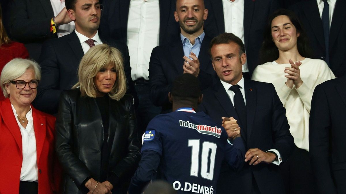 Emmanuel Macron (r.) nach dem Pokalfinale am 24. Mai