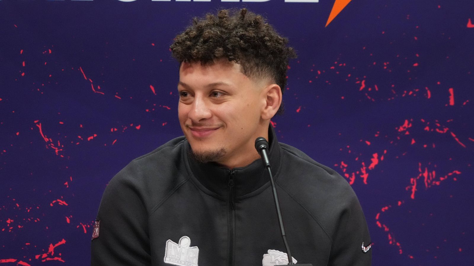 <strong>Platz 2: Patrick Mahomes</strong><br><strong>Team:</strong> Kansas City Chiefs<br><strong>Position:</strong> Quarterback<br>Der Zauberer. Die Chiefs haben eine bessere Defense als gedacht, aber Mahomes schafft es, First Downs und Touchdowns zu holen, wo andere es nicht können. In unserer Auflistung sind insgesamt 14 von 30 Spielern von den Chiefs.