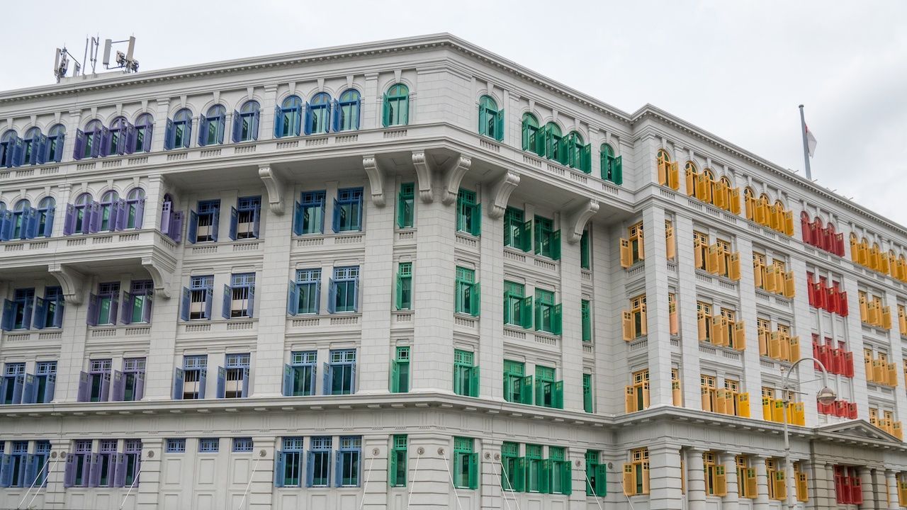 Stolze 927 Fensterläden in den Regenbogenfarben hat dieses Haus in Singapur. Wer an der Hill-Street residiert? Das Ministerium für Kommunikation und Kultur.