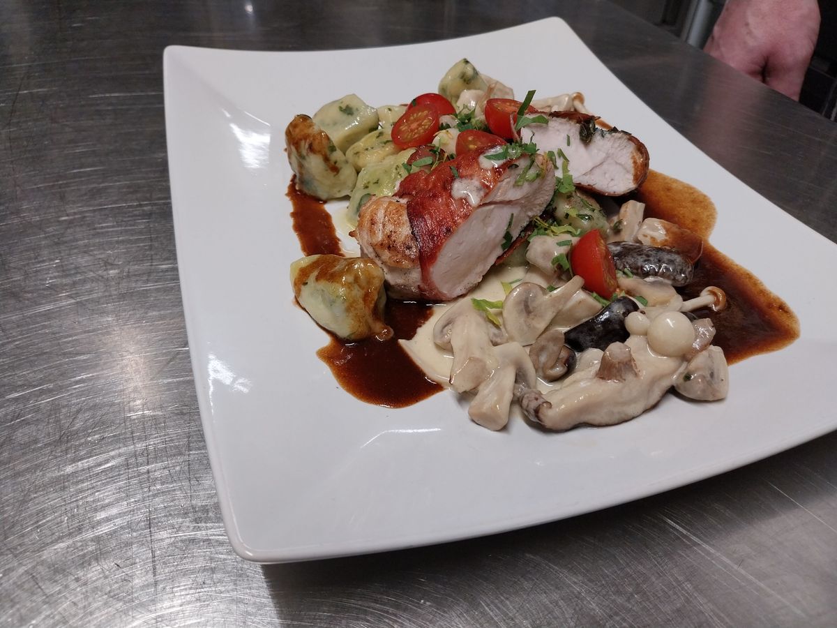 Feurige Hähnchentaler mit Gorgonzola