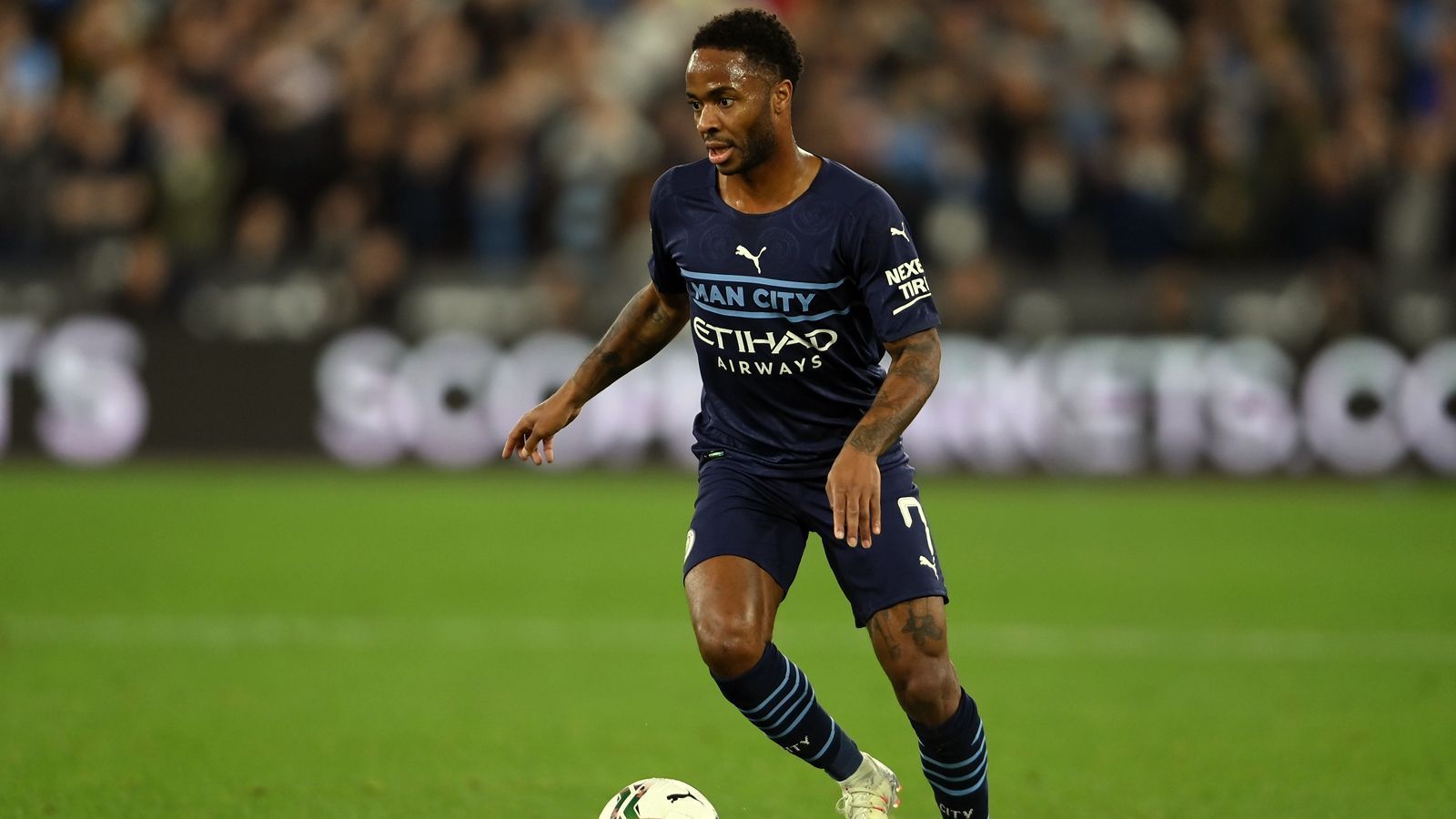 
                <strong>Raheem Sterling (Manchester City)</strong><br>
                Ein Kandidat, der sicherlich noch deutlich teurer als Cavani wäre, ist Manchester Citys Raheem Sterling, der schon längere Zeit mit einem möglichen Wechsel nach Barcelona in Verbindung gebracht wird. Der 26-Jährige hat bei den Citizens aktuell keinen so leichten Stand, kommt unter Pep Guardiola nur recht selten zum Einsatz. Sterlings Vertrag läuft noch bis 2023. Daher ist es trotz der Reservistenrolle des Engländers nicht unbedingt davon auszugehen, dass ManCity den Nationalspieler im Januar 2022 ziehen lässt. Zudem stellt sich aufgrund der finanziell angeschlagenen Situation der Katalanen grundsätzlich die Frage, ob Barca einen Transfer in dieser Größenordnung überhaupt stemmen könnte.
              