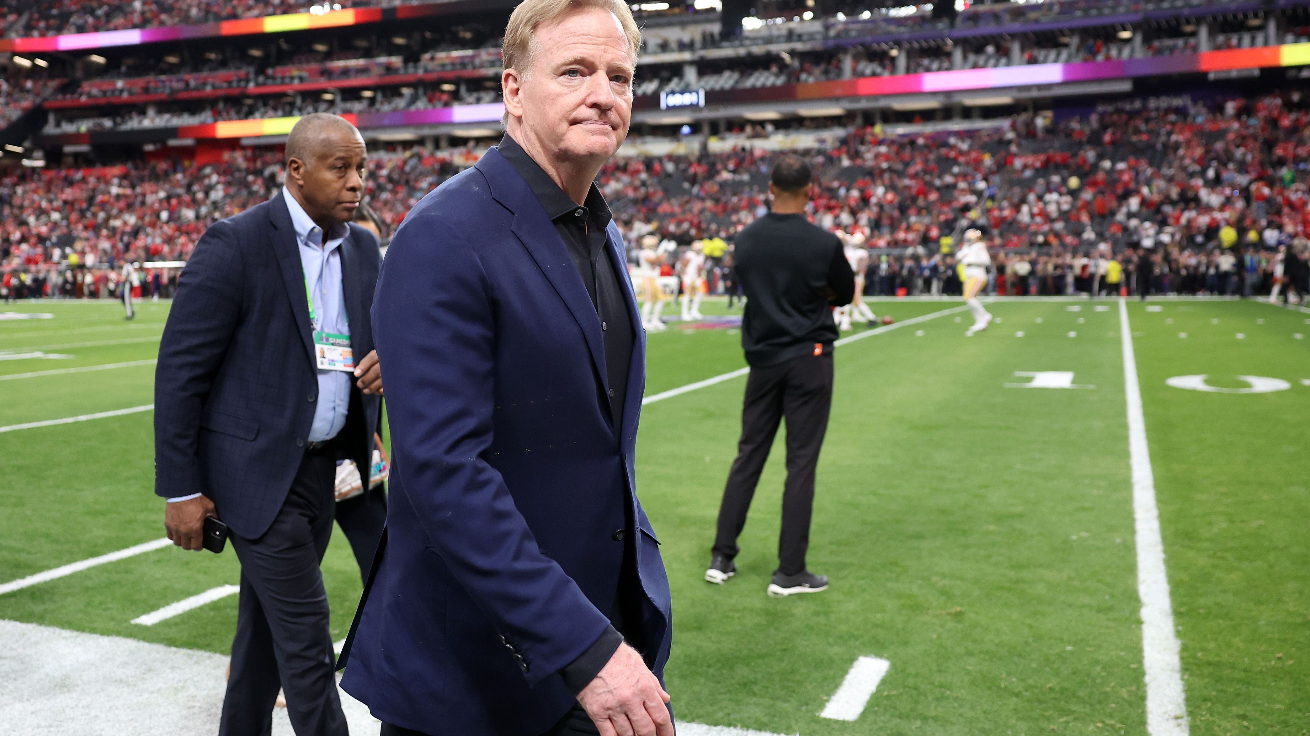 <strong>Der Boss ist natürlich auch da</strong><br>NFL-Commissioner Roger&nbsp; Goodell blickt dem Spiel gespannt entgegen.