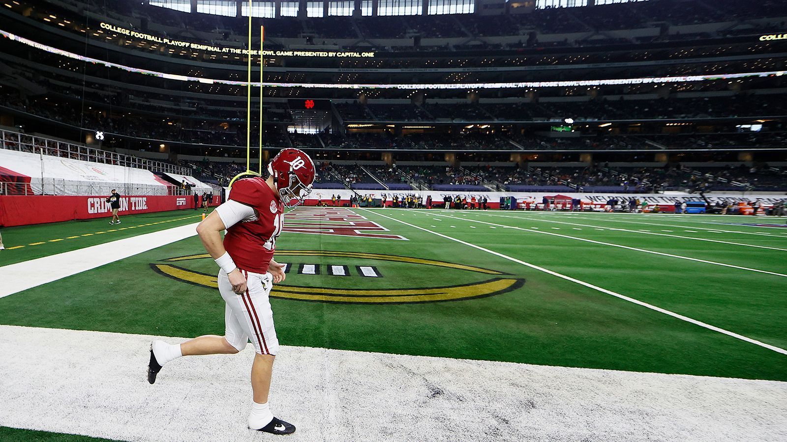 
                <strong>Mac Jones (Alabama Crimson Tide/Quarterback)</strong><br>
                Mac Jones positionierte sich nicht zuletzt wegen seiner unglaublichen Performance im Championship-Game der Southeastern Conference gegen die Florida Gators als einer der beiden großen Favoriten auf die Heisman Trophy. Der Quarterback stellte einen neuen Rekord in Sachen Passing Yards in einem SEC-Endspiel auf (418 Yards) und warf fünf Touchdown-Pässe.
              