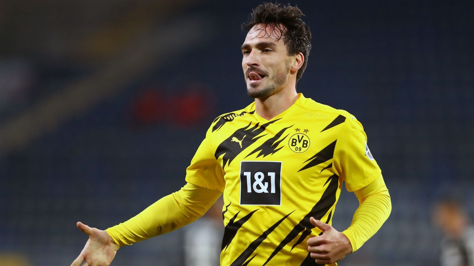 
                <strong>Mats Hummels</strong><br>
                In der ersten Hälfte ungewöhnlich unsicher, hat seine Abwehr nicht im Griff. Kann zwar selbst in einigen Situationen gut klären, streut aber auch immer wieder Fehlpässe ein. In der 34. Minute im Glück, als sein verunglückter Klärungsversuch mit der Hacke bei Barkok landet, der jedoch nichts daraus machen kann. Offensiv mit einer sehenswerten Aktion in der 3. Minute, als er einen Sancho-Freistoß in den Strafraum aus rund vier Metern nicht verwerten kann. Findet nach der Pause zu alter Stärke zurück und ist die Lebensversicherung des BVB. ran-Note: 3
              