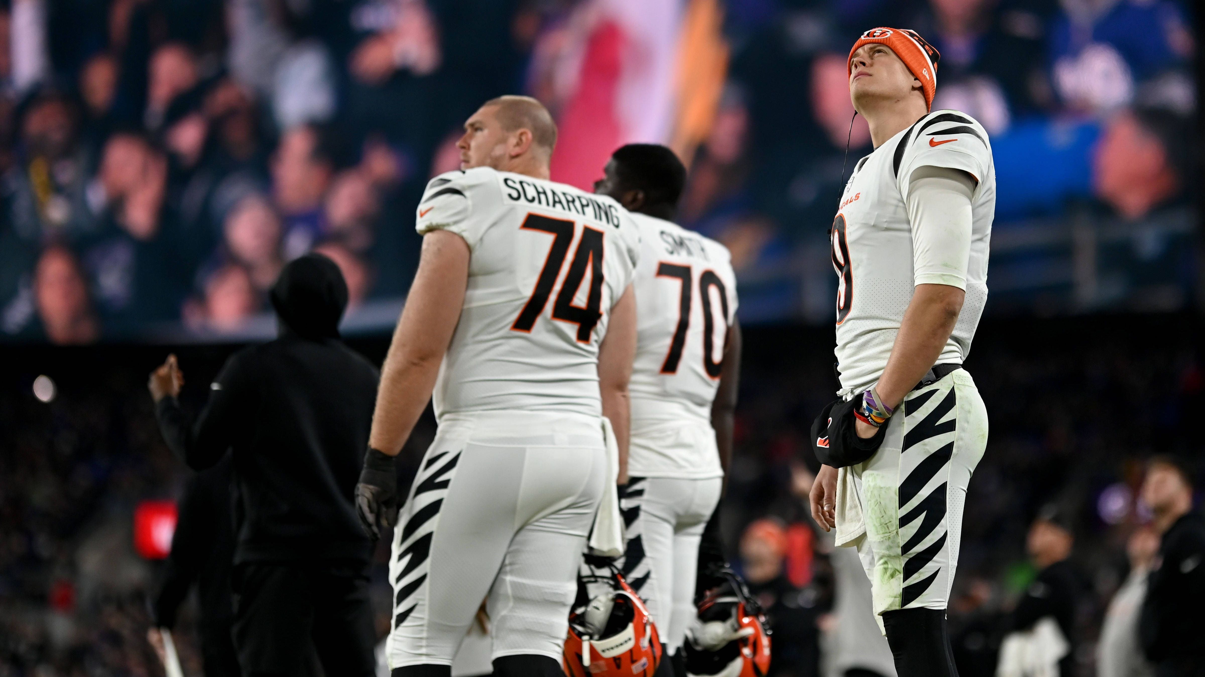 <strong>Week 11: Joe Burrow (Cincinnati Bengals)</strong><br>Head Coach Zac Taylor betonte nach der Partie, dass die Saison des Playmakers gelaufen ist - unabhängig davon, wie weit die Bengals in den Playoffs kommen sollten. Zuvor hatten Bilder von Burrow für Aufsehen gesorgt, auf denen der 26-Jährige bei der Ankunft mit einer Stützmanschette an der Wurfhand zu sehen war, aber nicht auf dem Injury Report auftauchte.