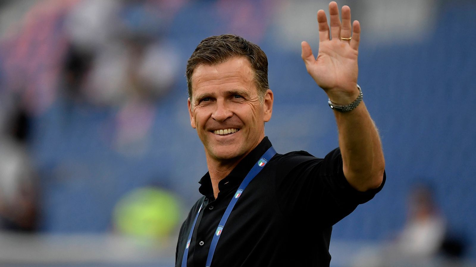 
                <strong>Oliver Bierhoff geht: Die Reaktionen zum Rücktritt</strong><br>
                Oliver Bierhoff verlässt nach dem Debakel der deutschen Nationalmannschaft bei der WM in Katar nach 18 Jahren den DFB und macht "den Weg frei für neue Weichenstellungen". Der 54-Jährige verabschiedete sich mit einem emotionalen Statement. Wir haben Reaktionen zu Bierhoffs Rücktritt gesammelt.
              