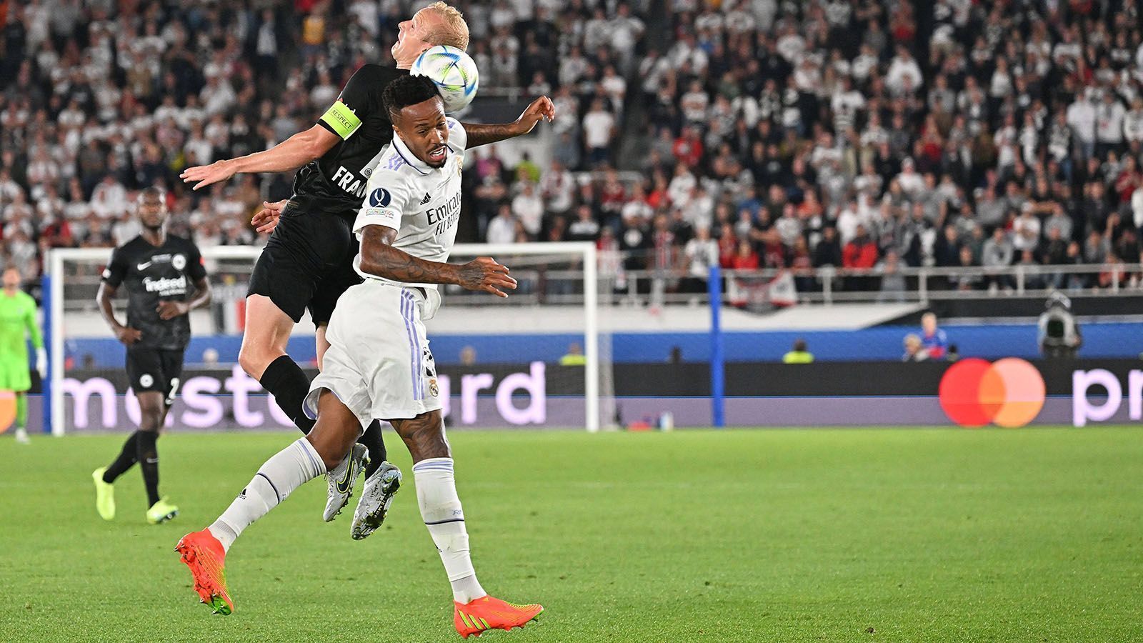 
                <strong>Eder Militao</strong><br>
                Ist in der Innenverteidigung eher fürs Gröbere zuständig, wirft sich in jeden Ball und köpft fast jede Flanke aus der Gefahrenzone. Absoluter Abräumer, hat Borre bei den Frankfurtern den ganzen Abend in der Tasche. ran-Note: 2
              