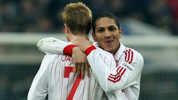 
                <strong>Hamburger SV - zwei Spieler</strong><br>
                Hamburger SV (zwei Spieler): 2006 tauschte Paolo Guerrero (r.) das Bayern-Trikot gegen jenes von Hamburg. Diesen Transfer des Peruaners ließen sich die Hanseaten 2,5 Millionen Euro kosten. Zwei Jahre später musste der Bundesliga-Dino für Marcell Jansen schon deutlich tiefer in die Tasche langen. Der Linksfuß kostete Hamburg acht Millionen Euro und spielte bis zum Sommer 2015 durchgehend an der Elbe, ehe er seine Karriere überraschend früh beendete. Guerrero läuft mittlerweile in Brasilien für Flamengo Rio de Janeiro auf. Neben diesen beiden Transfers gab es noch das Leihgeschäft zwischen Bayern und dem HSV bezüglich Julian Green, welches im Sommer 2015 allerdings ziemlich unbefriedigend für alle Parteien endete.
              