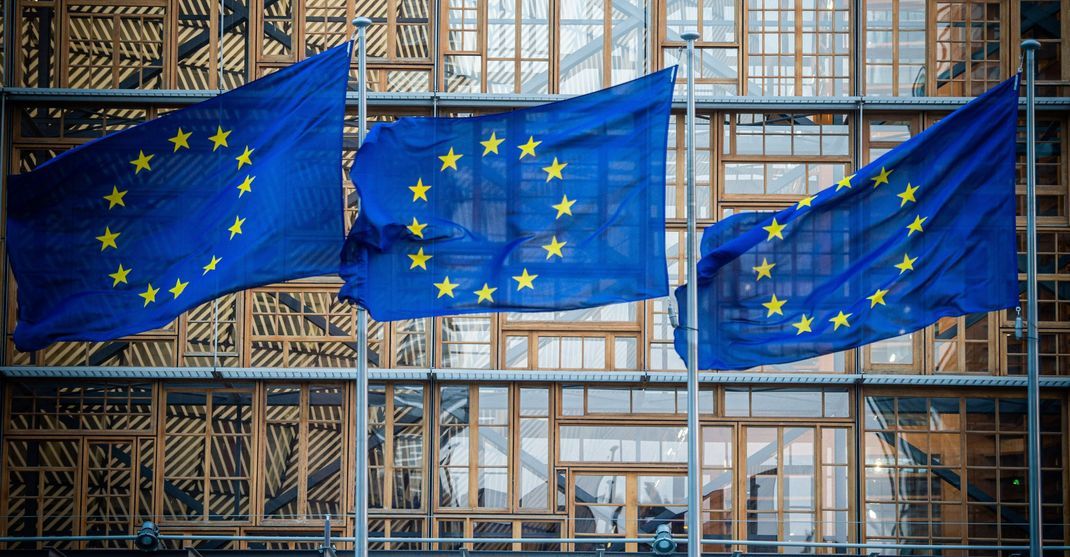 Flaggen der Europäischen Union wehen im Wind vor dem Europa-Gebäude in Brüssel. Jeder vierte EU-Politiker:in hat offenbar einen bezahlten Nebenjob