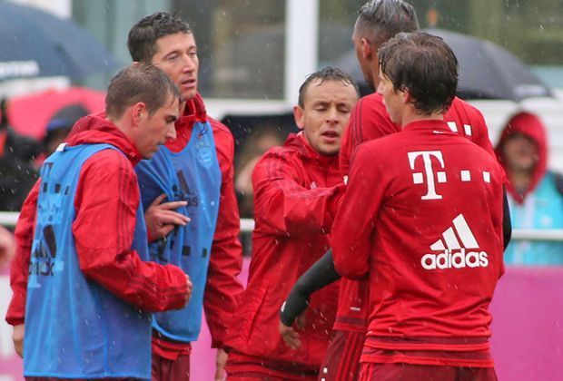 
                <strong>Bayern-Zoff im Training</strong><br>
                Die Teamkollegen, allen voran der Brasilianer Rafinha, haben viel Mühe die Streithähne zu trennen. Laut "BILD" soll sich der Pole abfällig gegenüber dem Weltmeister geäußert haben.
              