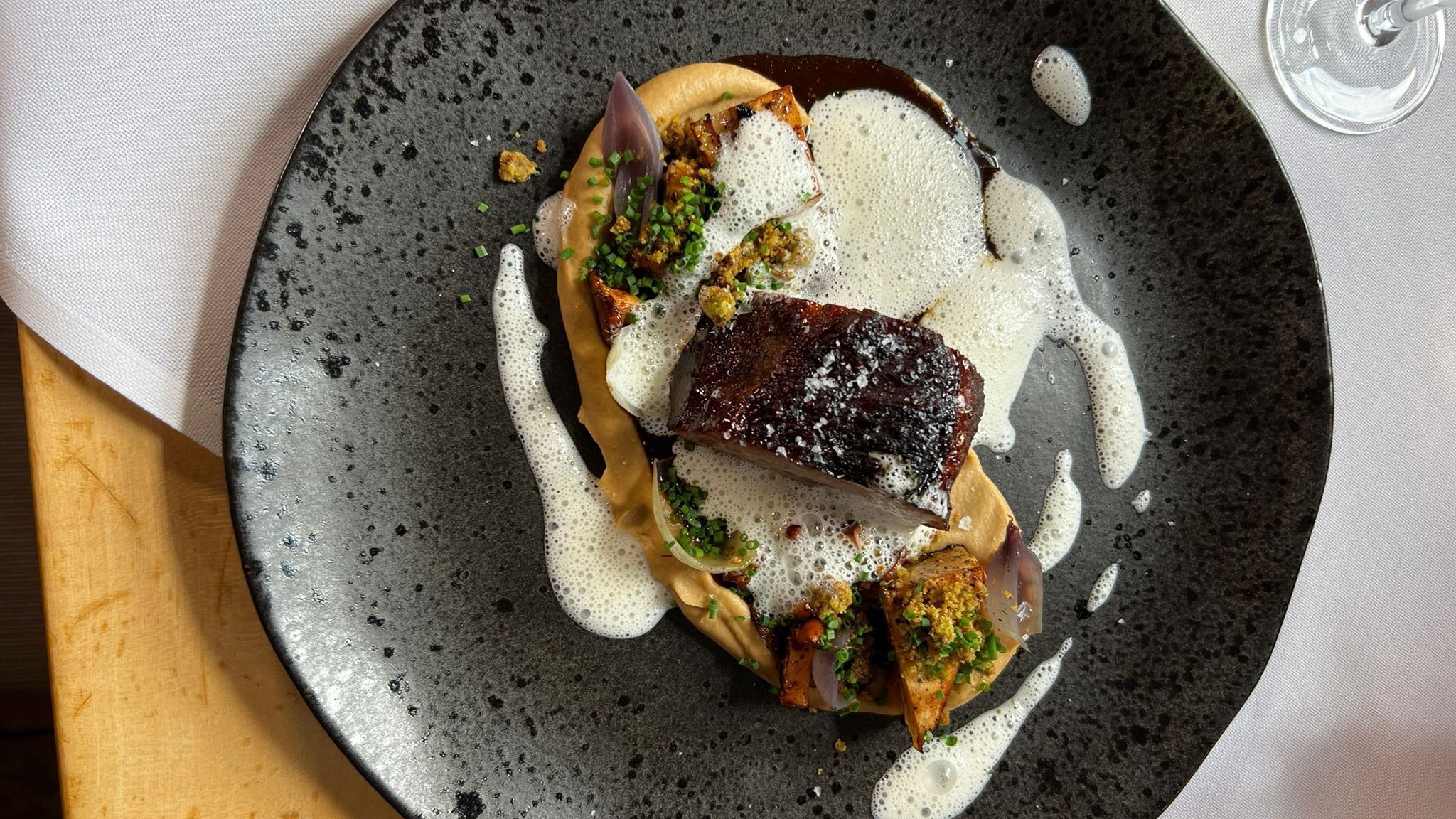 Geschmortes Schaufelstück vom heimischen Kalb mit Tomatenschaum, Jus ...